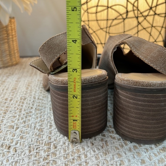 NWOB Lucky Brand Tan Suede Slingback Mules 9.5M - Picture 5 of 5